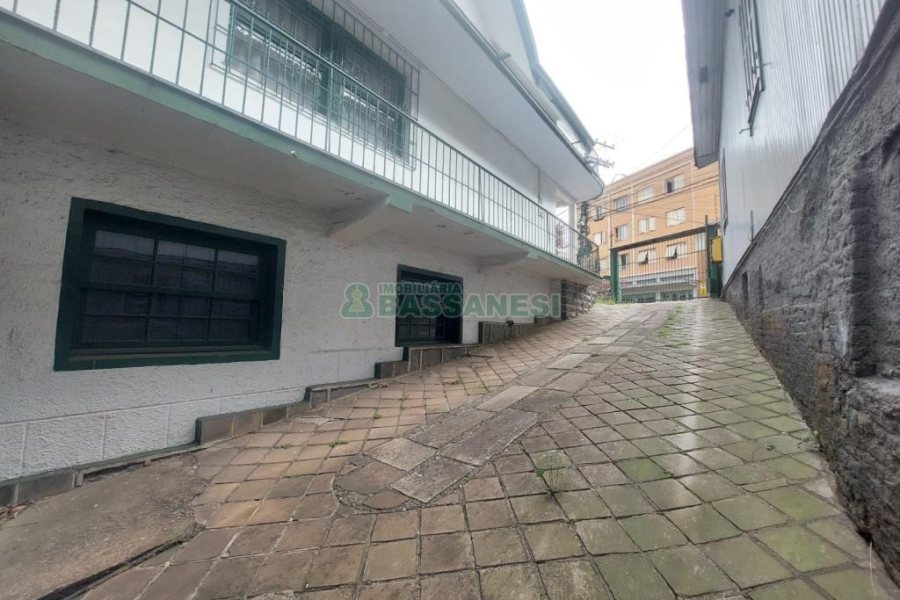 Casa Comercial com 600m², 5 dormitórios, no bairro Rio Branco em Caxias do Sul para Comprar