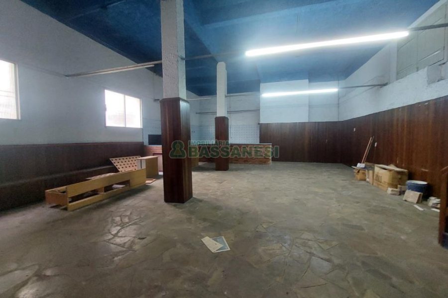 Casa Comercial com 600m², 5 dormitórios, no bairro Rio Branco em Caxias do Sul para Comprar