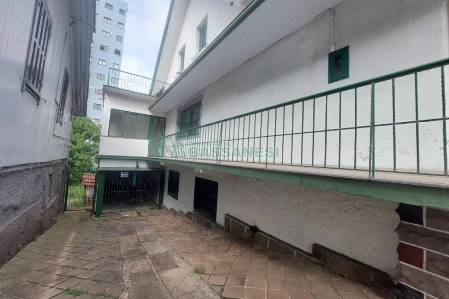 Casa Comercial com 600m², 5 dormitórios, no bairro Rio Branco em Caxias do Sul para Comprar