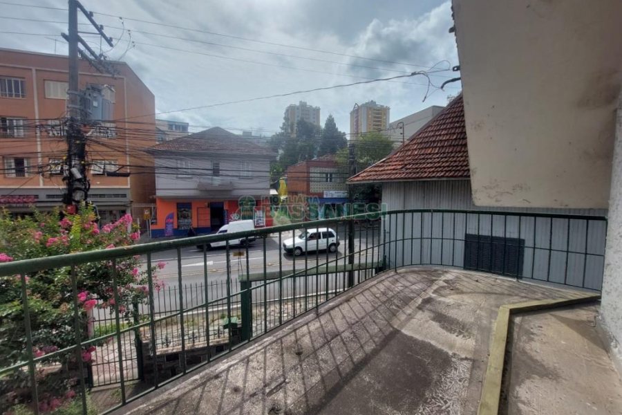 Casa Comercial com 600m², 5 dormitórios, no bairro Rio Branco em Caxias do Sul para Comprar