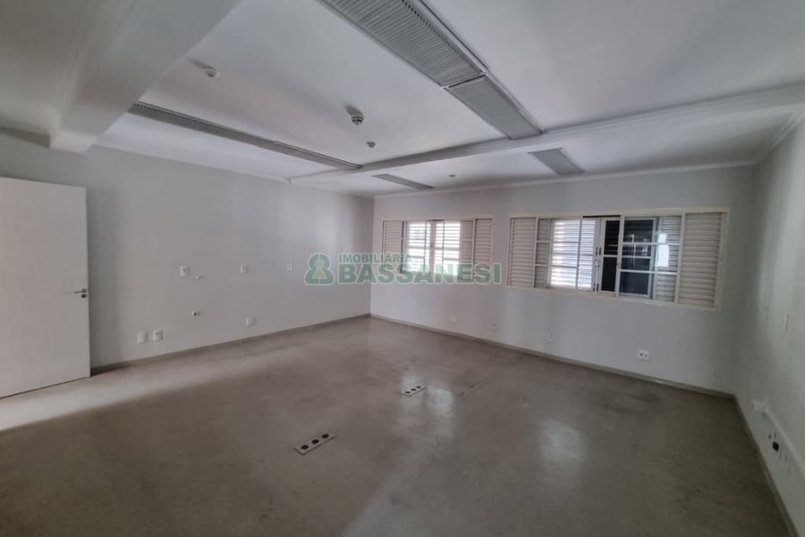 Sala com 61m², no bairro Centro em Caxias do Sul para Alugar ou Comprar