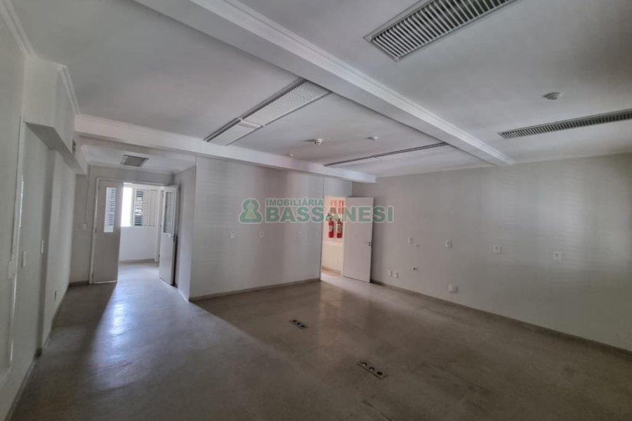 Sala com 61m², no bairro Centro em Caxias do Sul para Alugar ou Comprar