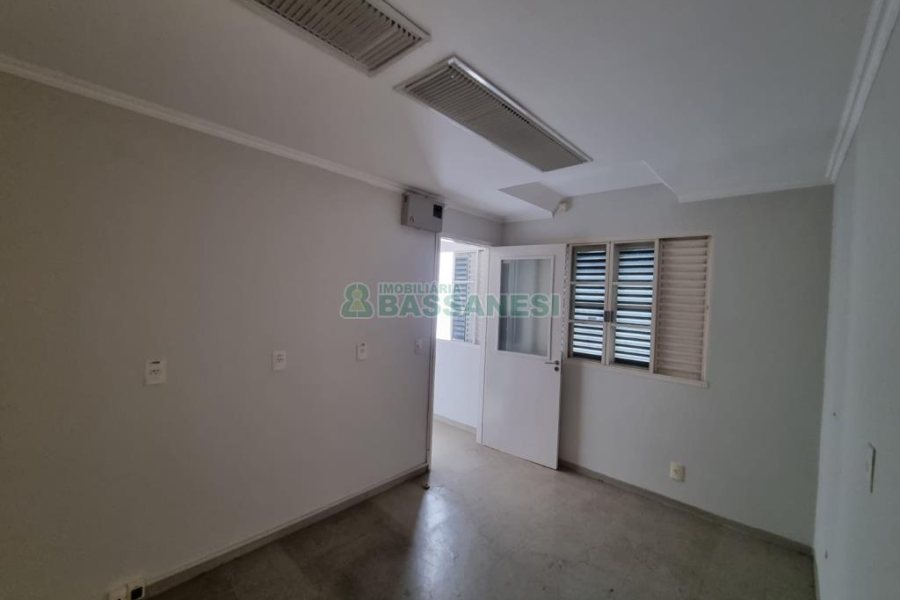 Sala com 61m², no bairro Centro em Caxias do Sul para Alugar ou Comprar
