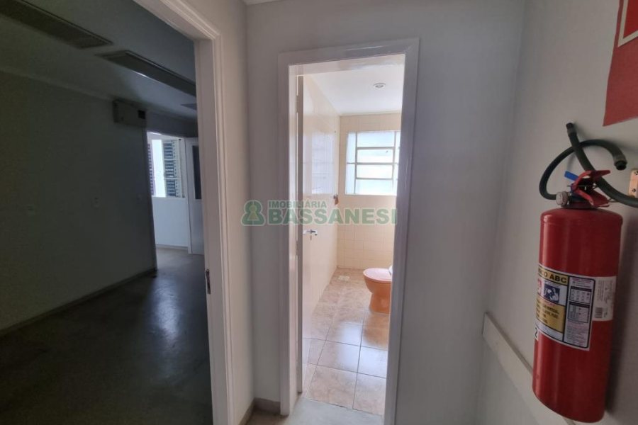 Sala com 61m², no bairro Centro em Caxias do Sul para Alugar ou Comprar