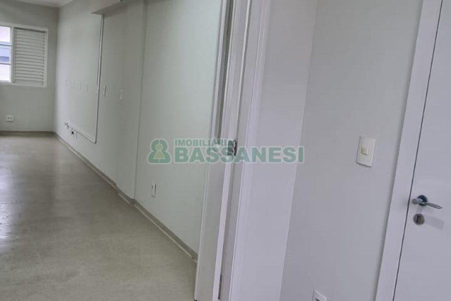 Sala com 61m², no bairro Centro em Caxias do Sul para Alugar