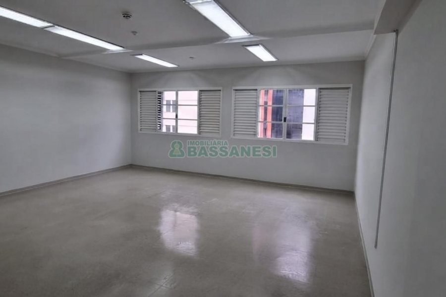 Sala com 61m², no bairro Centro em Caxias do Sul para Alugar