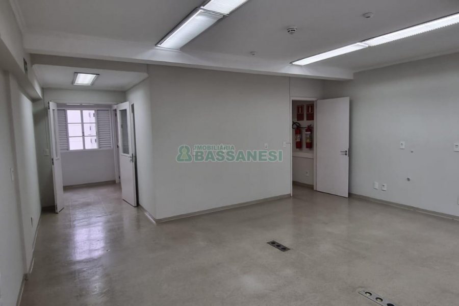 Sala com 61m², no bairro Centro em Caxias do Sul para Alugar