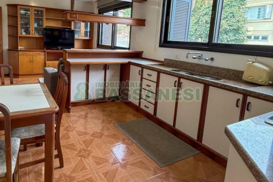 Casa com 389m², 6 dormitórios, no bairro Universitário em Caxias do Sul para Comprar