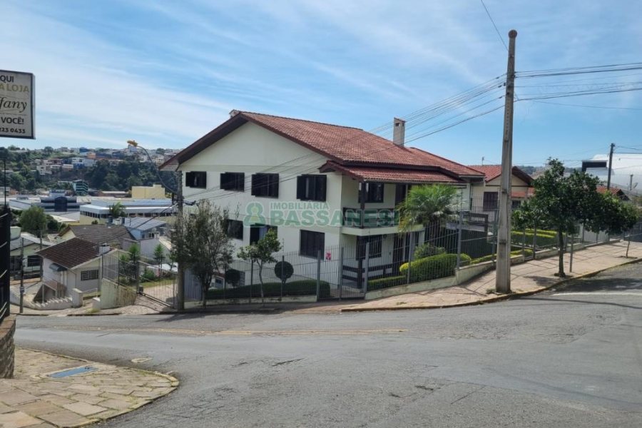 Casa com 389m², 6 dormitórios, no bairro Universitário em Caxias do Sul para Comprar