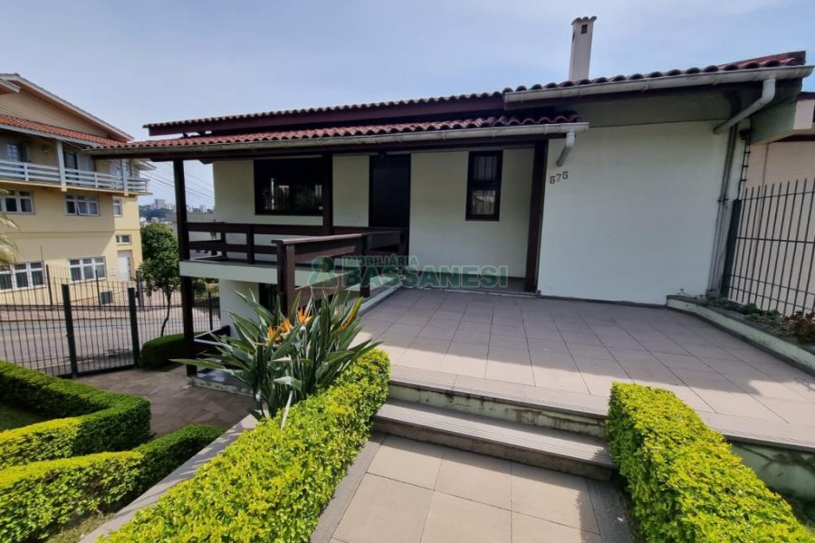 Casa com 389m², 6 dormitórios, no bairro Universitário em Caxias do Sul para Comprar