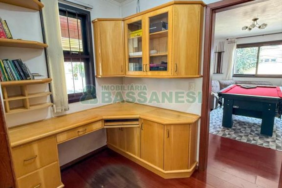 Casa com 389m², 6 dormitórios, no bairro Universitário em Caxias do Sul para Comprar