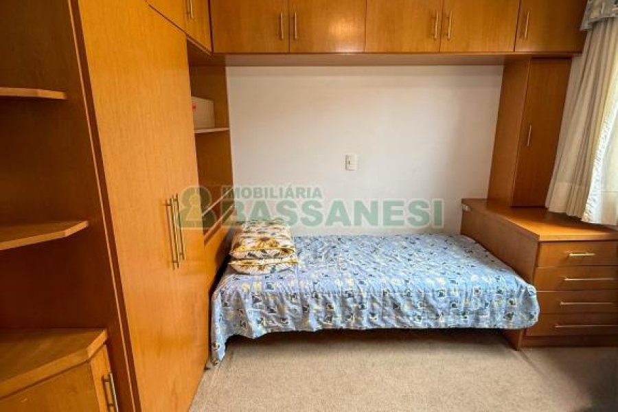 Casa com 389m², 6 dormitórios, no bairro Universitário em Caxias do Sul para Comprar