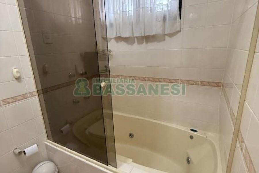 Casa com 389m², 6 dormitórios, no bairro Universitário em Caxias do Sul para Comprar