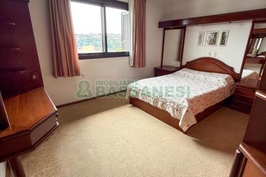 Casa com 389m², 6 dormitórios, no bairro Universitário em Caxias do Sul para Comprar