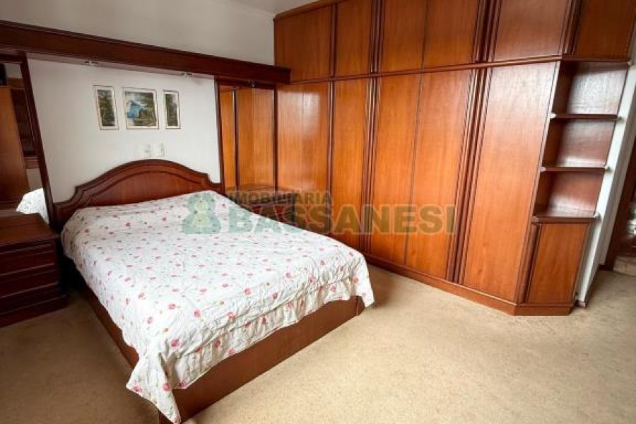 Casa com 389m², 6 dormitórios, no bairro Universitário em Caxias do Sul para Comprar