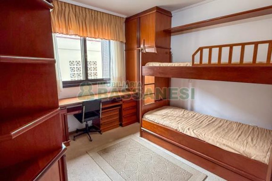 Casa com 389m², 6 dormitórios, no bairro Universitário em Caxias do Sul para Comprar
