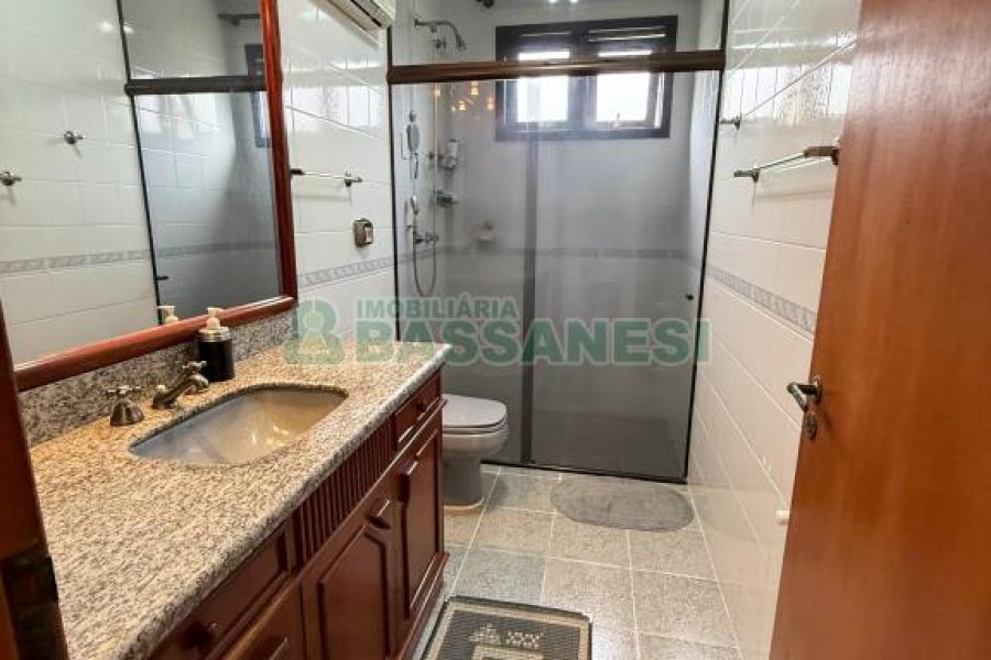 Casa com 389m², 6 dormitórios, no bairro Universitário em Caxias do Sul para Comprar