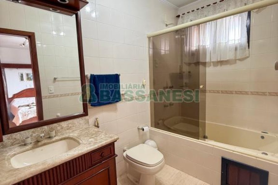 Casa com 389m², 6 dormitórios, no bairro Universitário em Caxias do Sul para Comprar