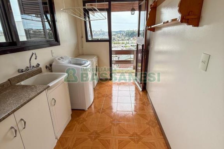 Casa com 389m², 6 dormitórios, no bairro Universitário em Caxias do Sul para Comprar
