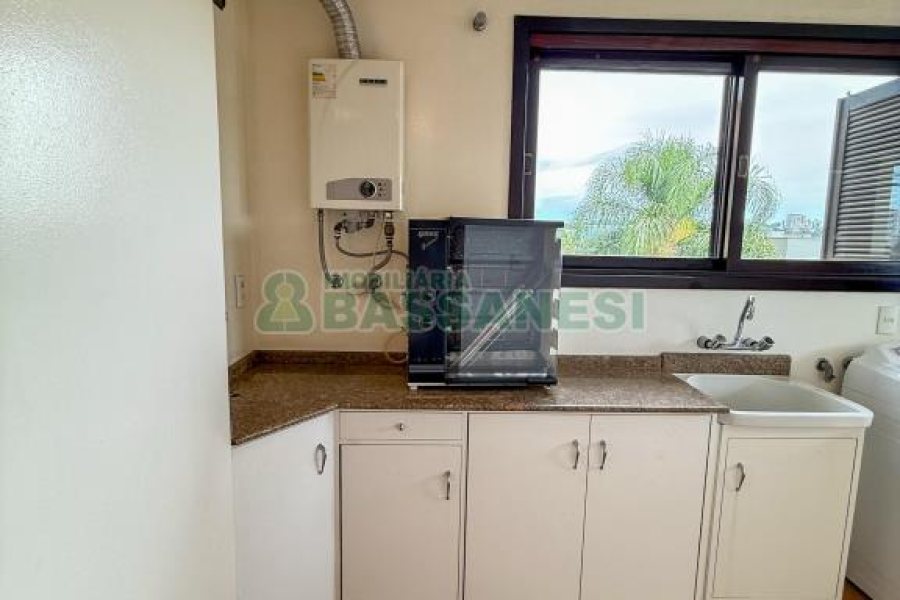 Casa com 389m², 6 dormitórios, no bairro Universitário em Caxias do Sul para Comprar