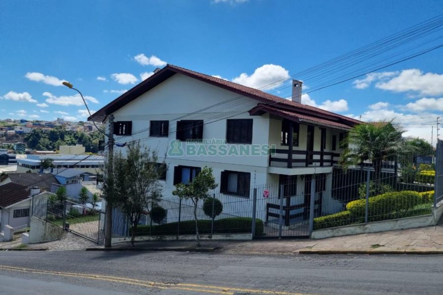 Casa com 389m², 6 dormitórios, no bairro Universitário em Caxias do Sul para Comprar