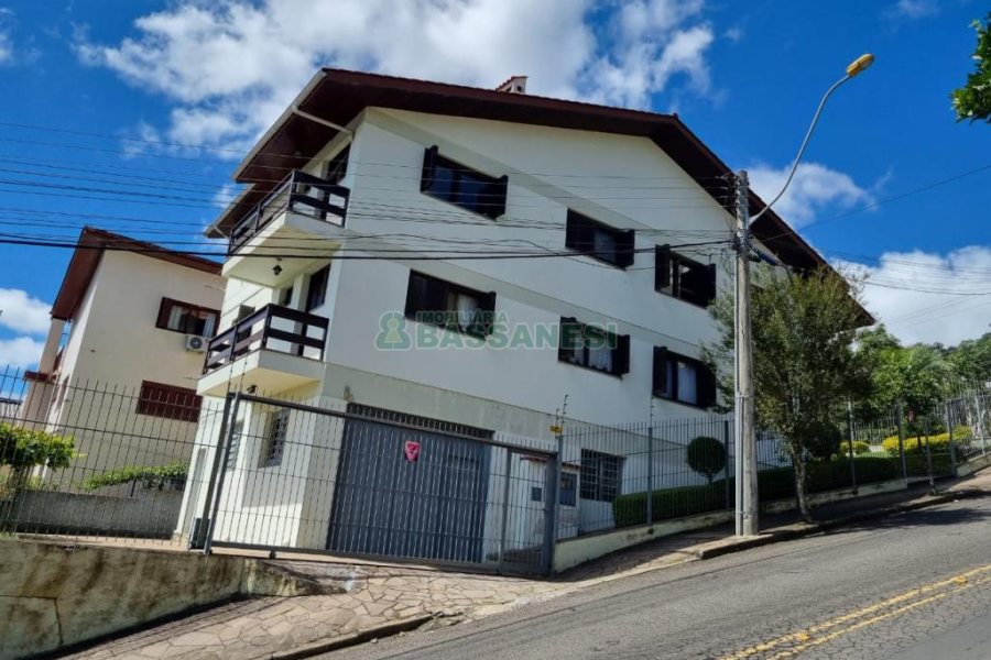 Casa com 389m², 6 dormitórios, no bairro Universitário em Caxias do Sul para Comprar