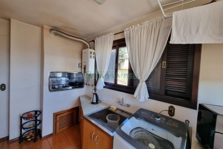 Casa com 389m², 6 dormitórios, no bairro Universitário em Caxias do Sul para Comprar