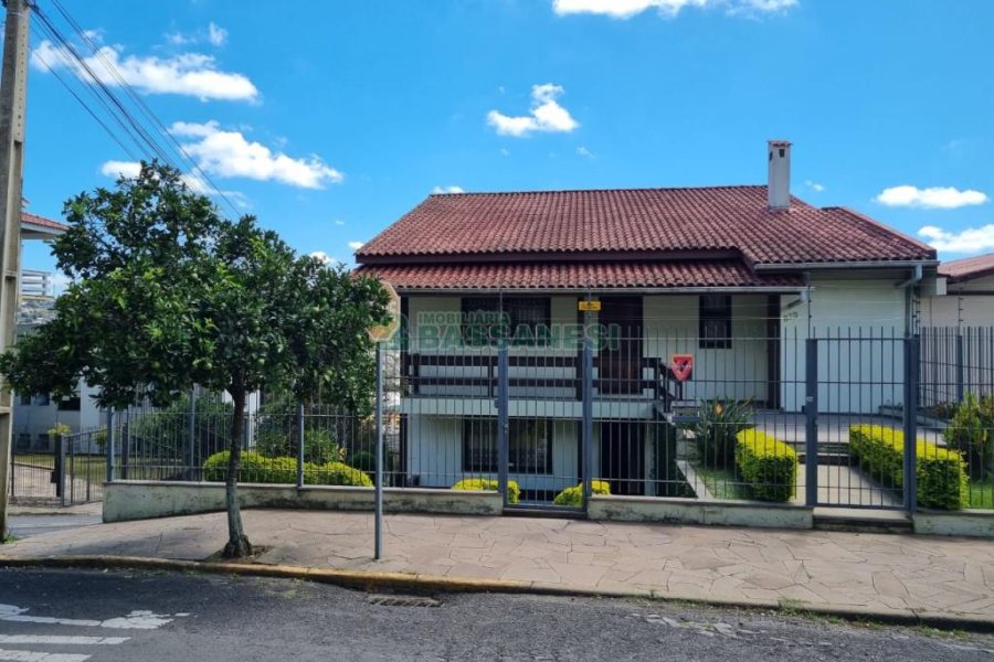 Casa com 389m², 6 dormitórios, no bairro Universitário em Caxias do Sul para Comprar