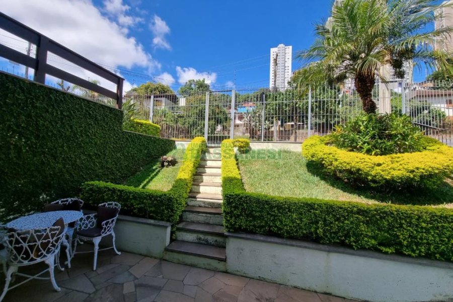 Casa com 389m², 6 dormitórios, no bairro Universitário em Caxias do Sul para Comprar