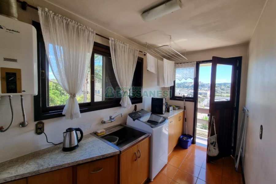 Casa com 389m², 6 dormitórios, no bairro Universitário em Caxias do Sul para Comprar