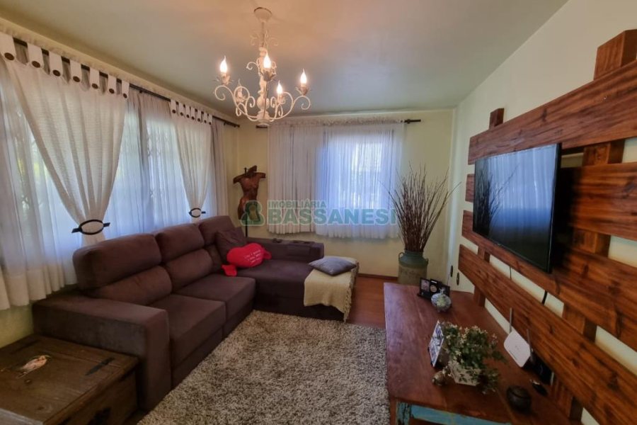 Casa com 389m², 6 dormitórios, no bairro Universitário em Caxias do Sul para Comprar
