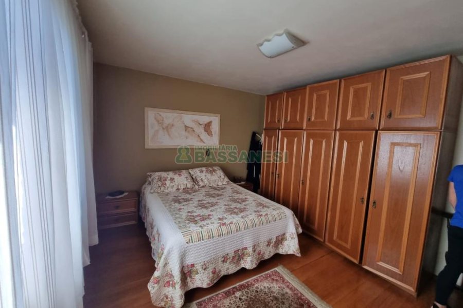 Casa com 389m², 6 dormitórios, no bairro Universitário em Caxias do Sul para Comprar