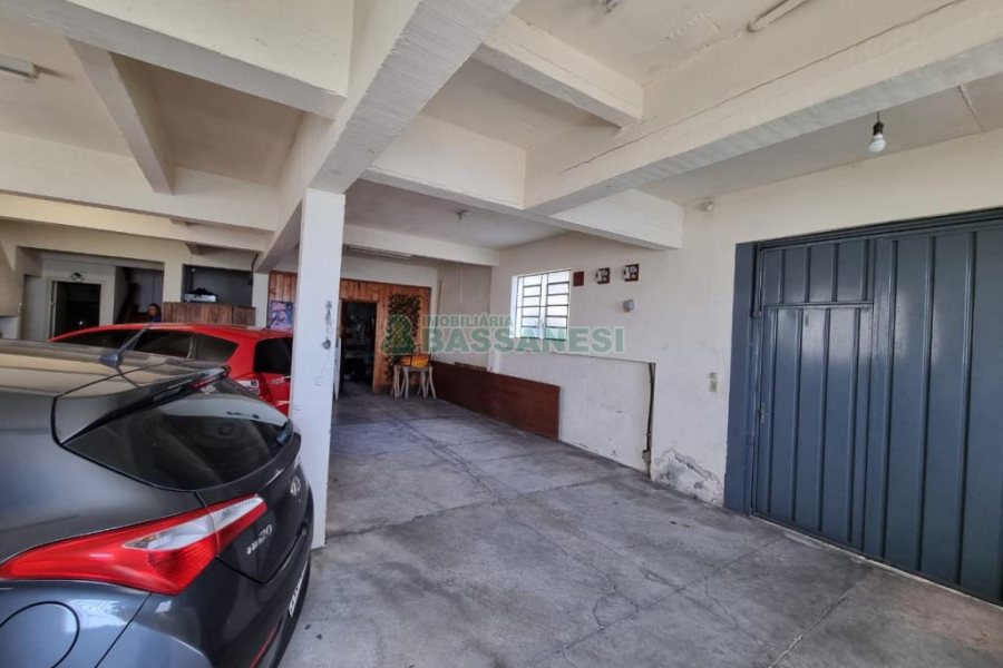 Casa com 389m², 6 dormitórios, no bairro Universitário em Caxias do Sul para Comprar