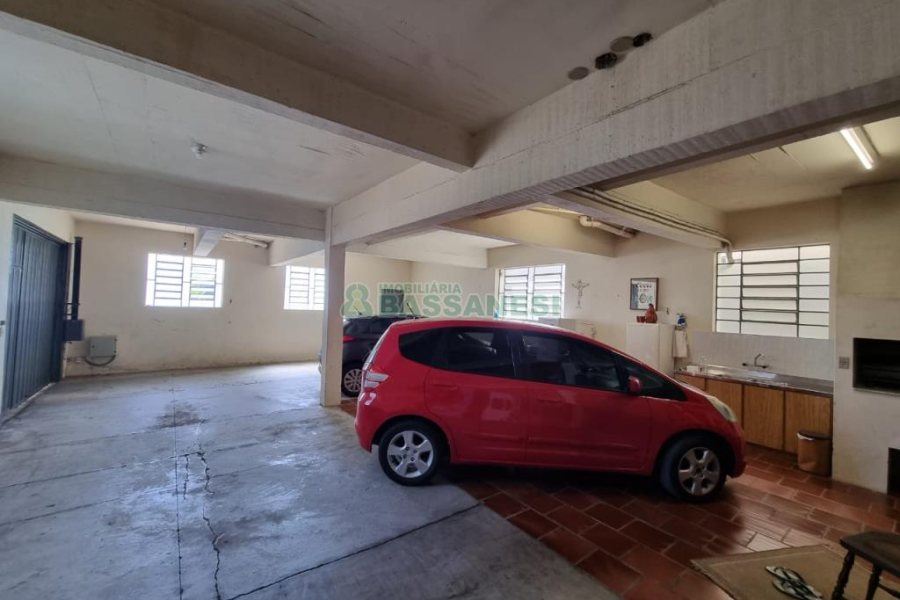 Casa com 389m², 6 dormitórios, no bairro Universitário em Caxias do Sul para Comprar