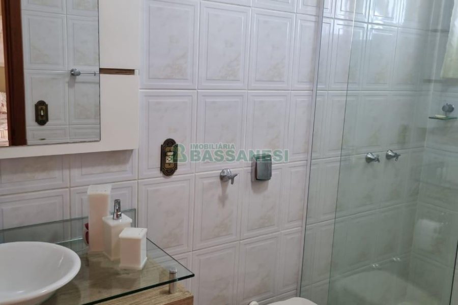 Casa com 389m², 6 dormitórios, no bairro Universitário em Caxias do Sul para Comprar