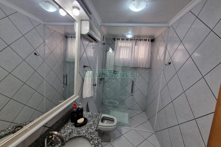 Casa com 389m², 6 dormitórios, no bairro Universitário em Caxias do Sul para Comprar