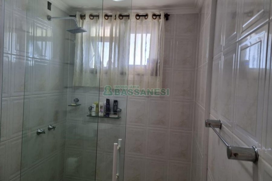 Casa com 389m², 6 dormitórios, no bairro Universitário em Caxias do Sul para Comprar