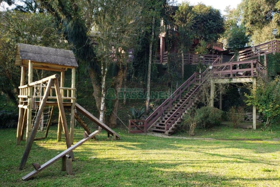 Chácara com 325m², 4 dormitórios, 3 vagas, no bairro Pedancino em Caxias do Sul para Comprar