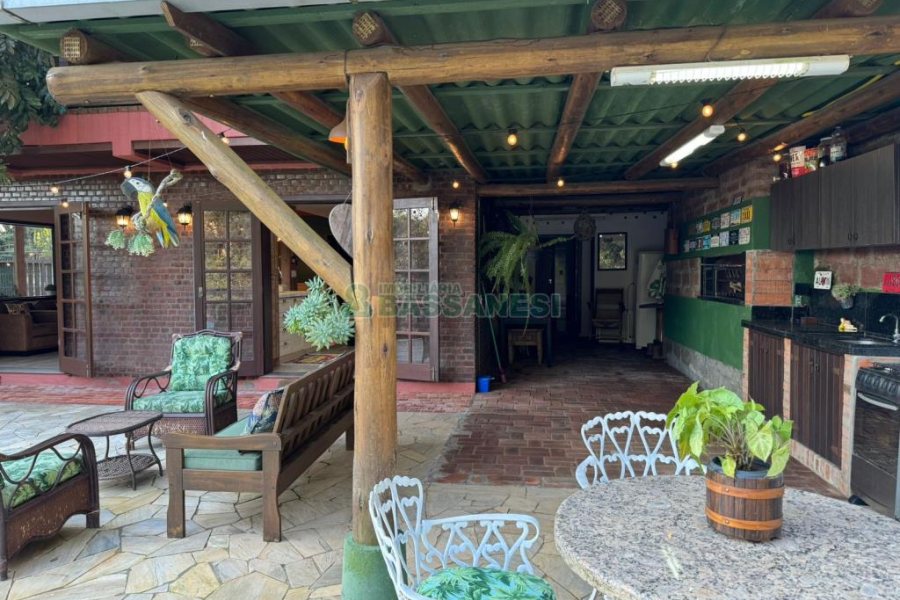 Chácara com 325m², 4 dormitórios, 3 vagas, no bairro Pedancino em Caxias do Sul para Comprar