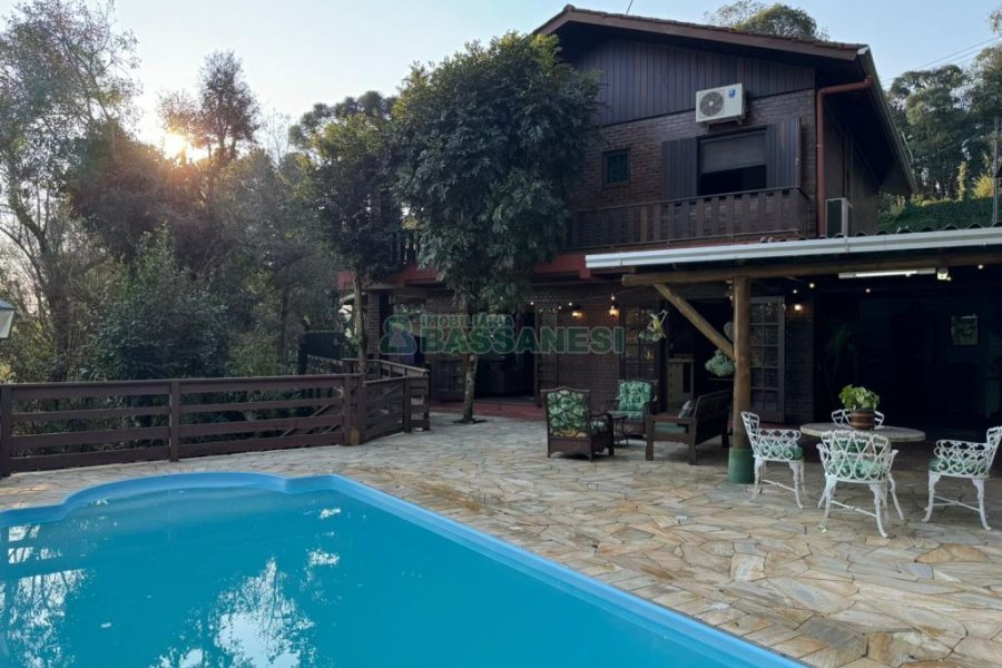 Chácara com 325m², 4 dormitórios, 3 vagas, no bairro Pedancino em Caxias do Sul para Comprar