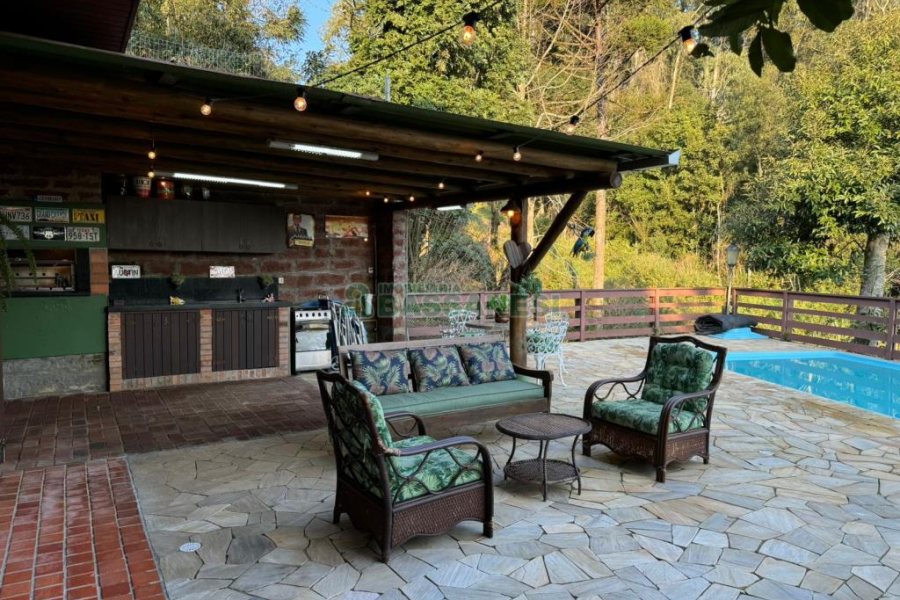 Chácara com 325m², 4 dormitórios, 3 vagas, no bairro Pedancino em Caxias do Sul para Comprar