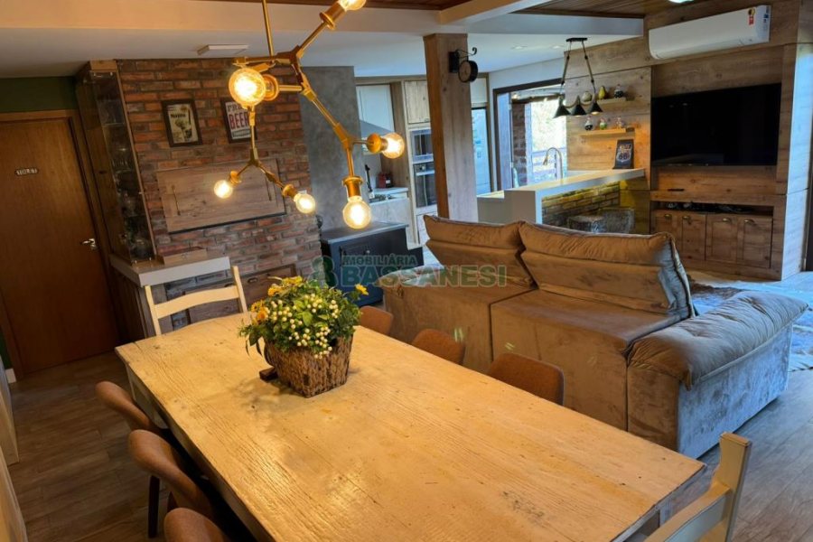 Chácara com 325m², 4 dormitórios, 3 vagas, no bairro Pedancino em Caxias do Sul para Comprar