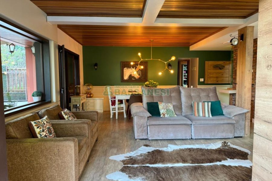 Chácara com 325m², 4 dormitórios, 3 vagas, no bairro Pedancino em Caxias do Sul para Comprar