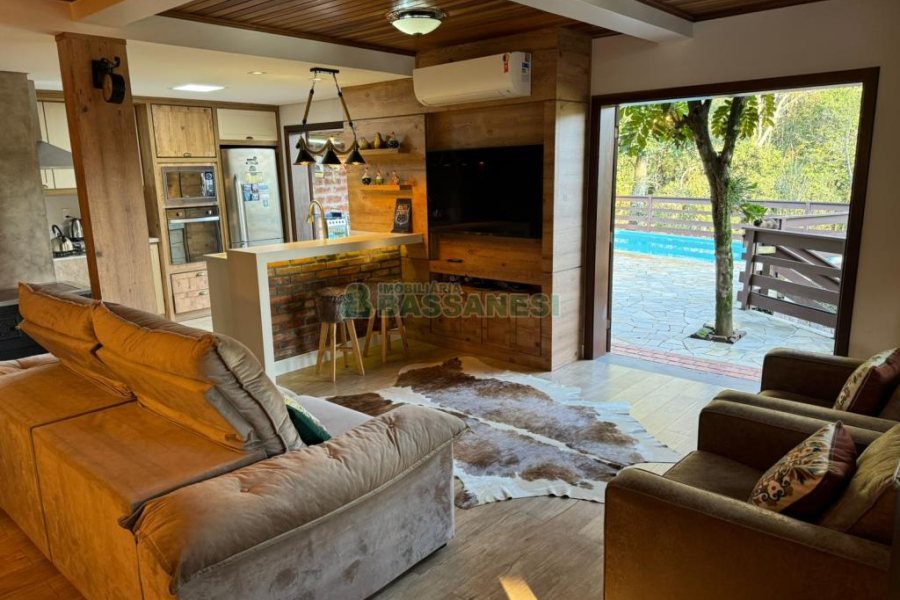 Chácara com 325m², 4 dormitórios, 3 vagas, no bairro Pedancino em Caxias do Sul para Comprar