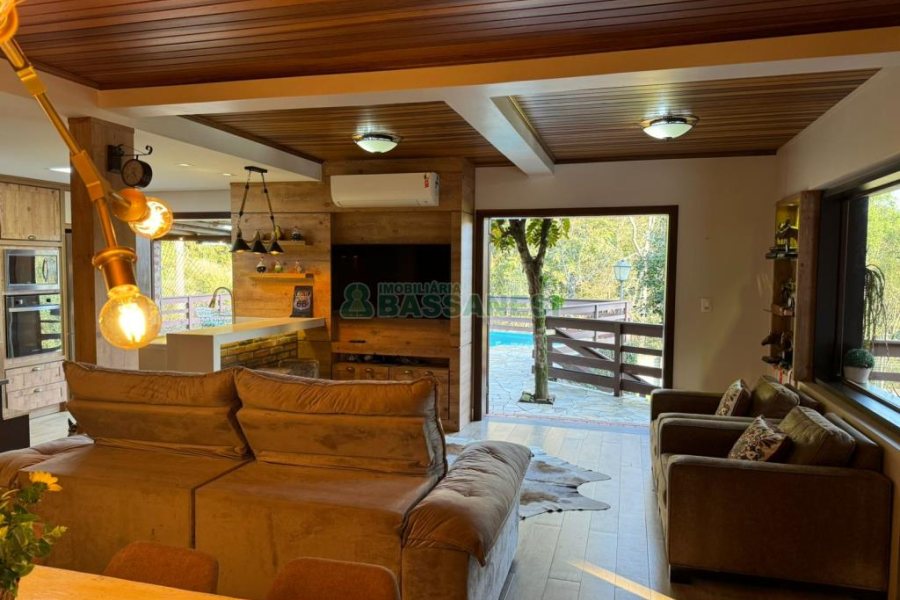 Chácara com 325m², 4 dormitórios, 3 vagas, no bairro Pedancino em Caxias do Sul para Comprar