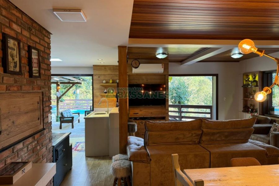 Chácara com 325m², 4 dormitórios, 3 vagas, no bairro Pedancino em Caxias do Sul para Comprar