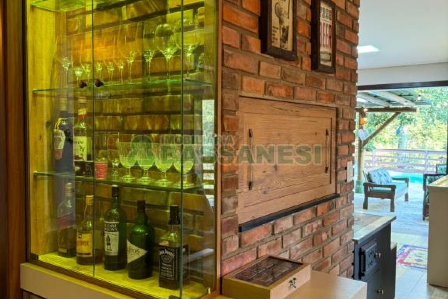 Chácara com 325m², 4 dormitórios, 3 vagas, no bairro Pedancino em Caxias do Sul para Comprar