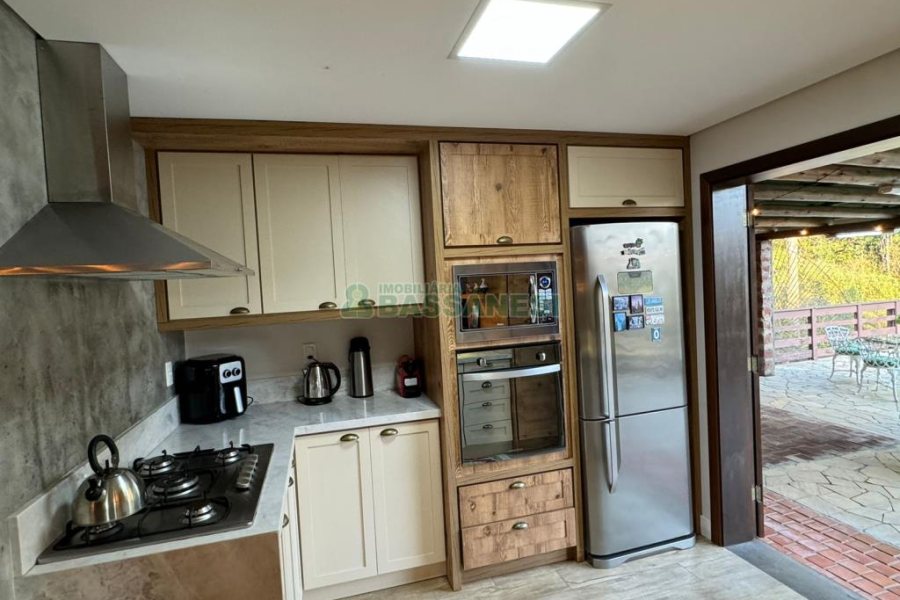 Chácara com 325m², 4 dormitórios, 3 vagas, no bairro Pedancino em Caxias do Sul para Comprar