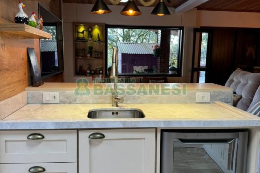 Chácara com 325m², 4 dormitórios, 3 vagas, no bairro Pedancino em Caxias do Sul para Comprar