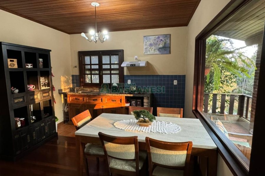 Chácara com 325m², 4 dormitórios, 3 vagas, no bairro Pedancino em Caxias do Sul para Comprar